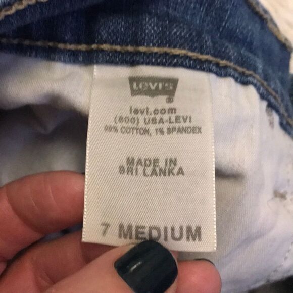 Light wash distressed Levi’s skinny jeans - Picture 7 of 7